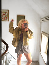 Khaki lederlook jasje met geruite broekrok