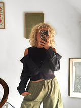 Zwarte off shoulder blouse gedragen met cargobroek