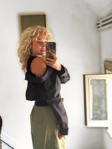 Zwarte off shoulder blouse, zijaanzicht