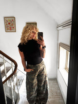 Army balloon jeans in camo met zwarte top