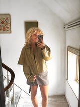 Khaki jasje in lederlook met cape-detail
