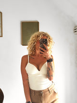 Crèmewitte body met beige cargo jeans